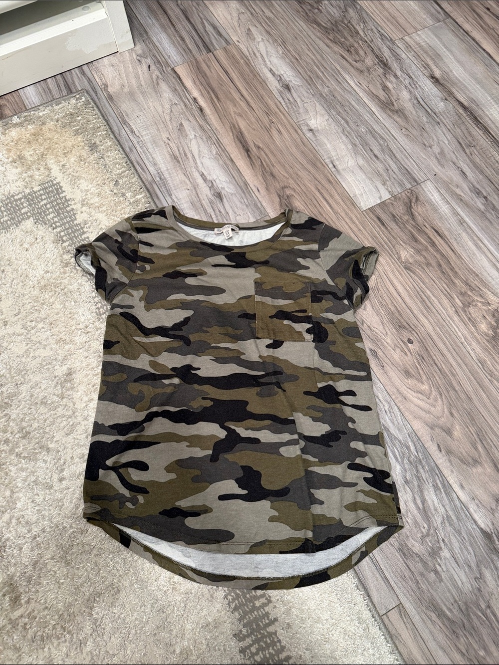 Women’s Short Sleeve Camo Pocket Tee in Olive